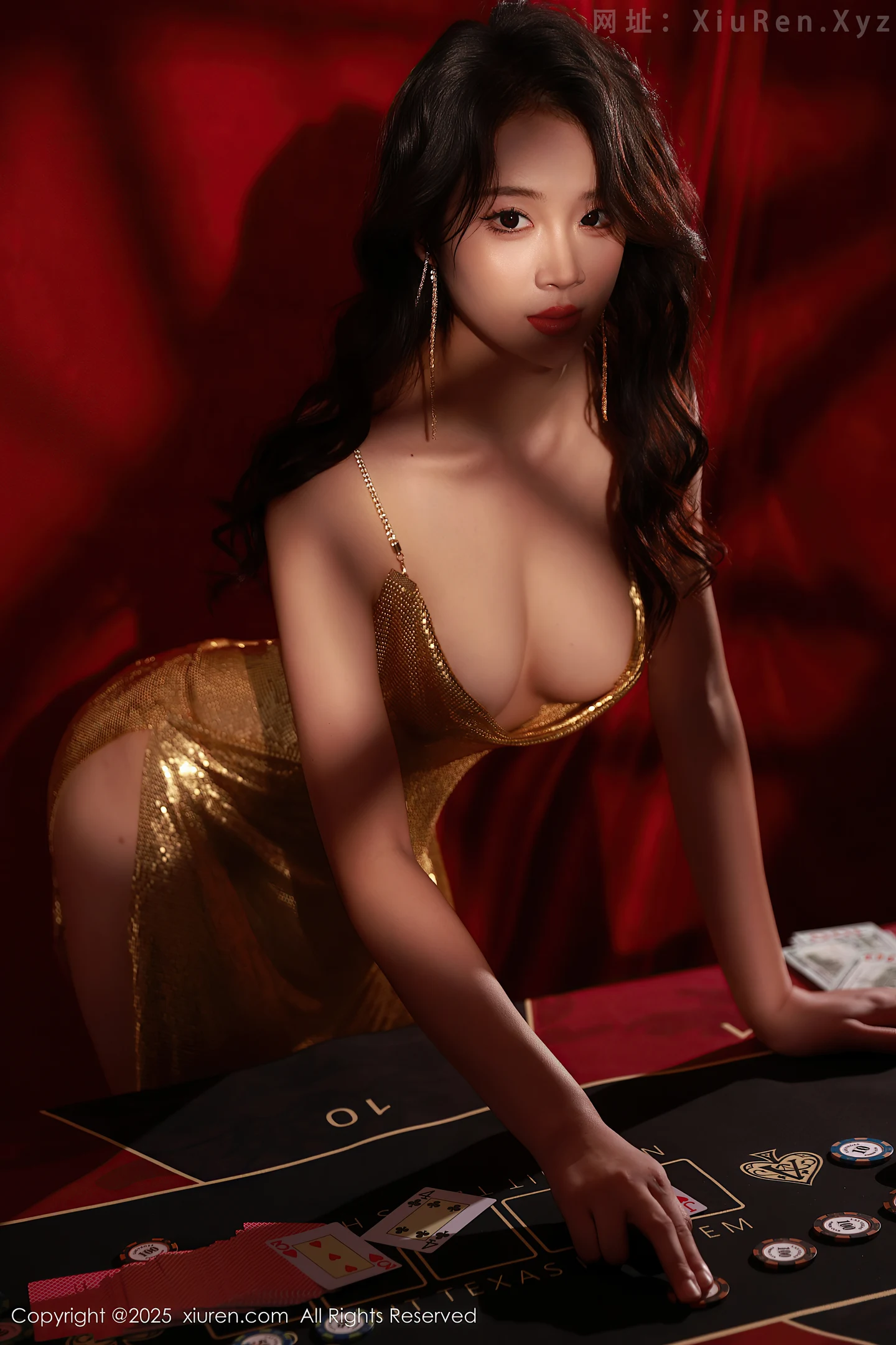 图片[2]-[XiuRen秀人网]VOL.10681 模特南乔性感金色吊带服饰+红色情趣内衣秀惹火身材撩人诱惑写真70P-秀人网官方网站